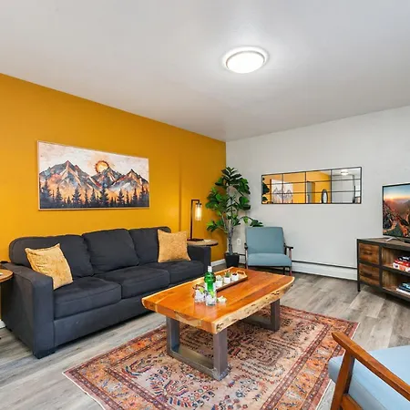 Gorgeous Condo In The Heart Of Old Town